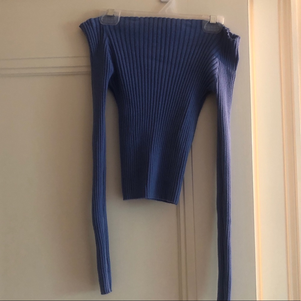 Subdued off the shoulder blue shirt S